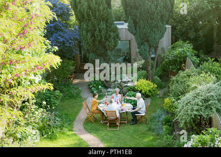 Senior friends enjoying lunch garden party Banque D'Images