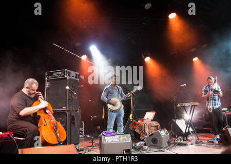 Le Danemark, Roskilde - 30 juin, 2016. Le French-Cameroonian, chanteur, auteur-compositeur et musicien Blick Bassy effectue un concert live au festival de musique danois Roskilde Festival 2016. (Photo crédit : Gonzales Photo - Kasper Maansson). Banque D'Images