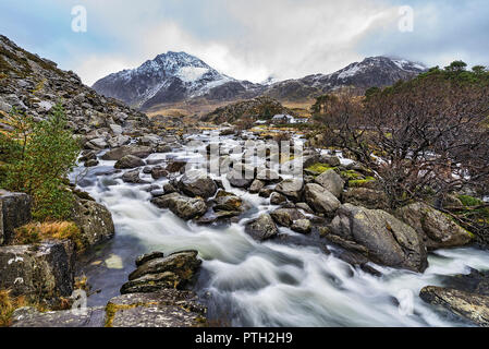 Le début d'Afon (rivière) à la sortie de l'Ogwen Llyn Ogwen Tryfan avec en arrière-plan la montagne du nord du Pays de Galles Snowdonia UK Février 5398 Banque D'Images