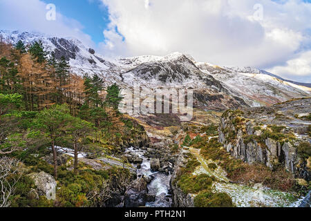 Vue vers le bas Ogwen tombe du pont sur l'A5 route avec la vallée de Nant Francon et Foel Goch montagne dans l'arrière-plan du nord du Pays de Galles Snowdonia UK Banque D'Images