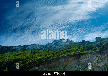 Au cours de la formation des nuages Cirrocumulus Platja des Coll Baix, Mallorca, Espagne. Banque D'Images