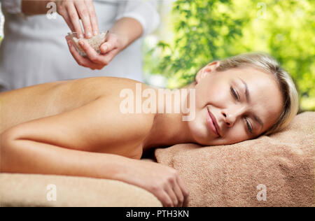 Femme ayant le sel massage in spa Banque D'Images