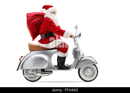 Le Père Noël avec un sac vintage riding a scooter isolé sur fond blanc Banque D'Images