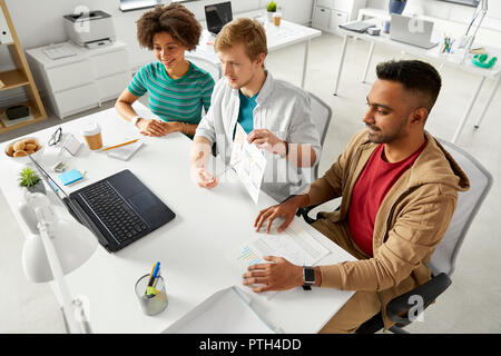 Équipe de création vidéo conférence à l'office d'avoir Banque D'Images