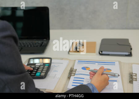 Travailler avec un conseiller financier au bureau calculatrice comptable comptabilité et faire. calcul des revenus & budget. aide-comptable en calcul. financ Banque D'Images