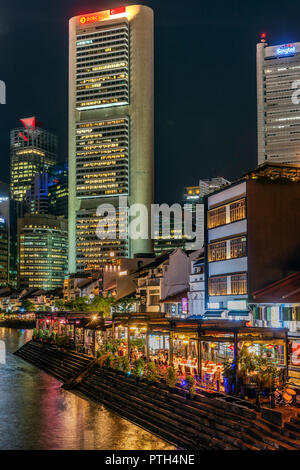 La rivière Singapour et sur les toits de la ville de nuit, à Singapour Banque D'Images