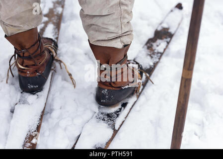 Cuir Vintage Chaussures de ski, vue arrière. Les pieds mâles skieur antique. La reconstruction historique Banque D'Images