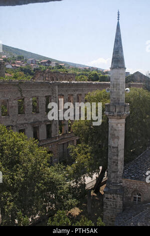 La Bosnie-et-Herzégovine, l'Europe : palace bombardée pendant la guerre de Bosnie (1992-1995) dans les rues de Mostar Banque D'Images