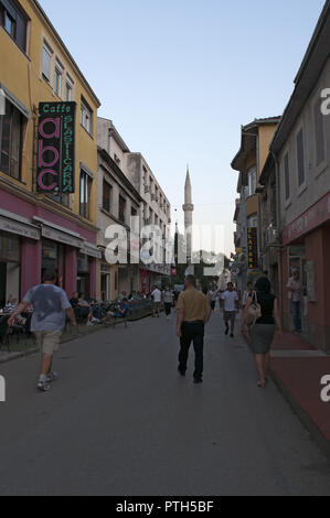 La Bosnie, l'Europe : les gens qui marchent dans les rues de Mostar, la vieille ville nommée après le pont keepers (mostari) qui gardaient le Stari Most (Vieux Pont) Banque D'Images