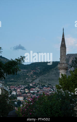 La Bosnie-et-Herzégovine, l'Europe : l'horizon typique de Mostar avec l'un de ses nombreux minarets Banque D'Images