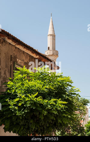 La Bosnie-et-Herzégovine, l'Europe : l'horizon typique de Mostar avec l'un de ses nombreux minarets Banque D'Images