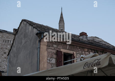 La Bosnie-et-Herzégovine, l'Europe : l'horizon typique de Mostar avec l'un de ses nombreux minarets Banque D'Images