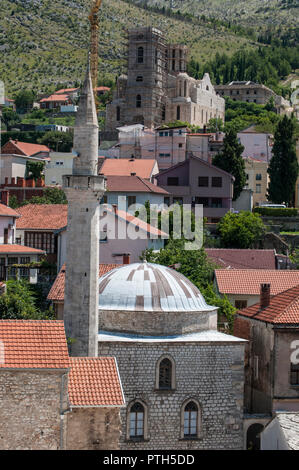Mostar : la Tour de l'horloge (Sahat Kula), exemple de la prolifique période ottomane, bombardée pendant la guerre de Bosnie (1992-1995), et d'une mosquée avec son minaret Banque D'Images