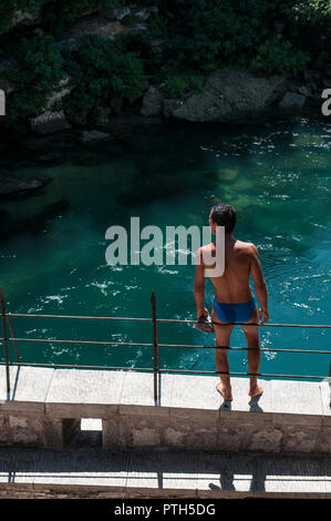 Mostar : diver avant de sauter du Stari Most, pont à partir duquel la traditionnelle course de dips dans la rivière Neretva a eu lieu pendant plus de 450 ans Banque D'Images