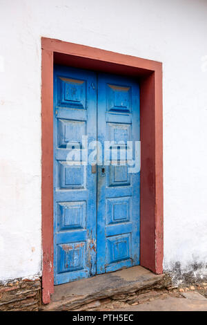 Ancien et de l'église historique bleu porte de bois dans la ville de Sabara, Minas Gerais avec sa pièce de métal rouillé. Banque D'Images