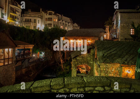 Skyline nuit vu depuis le pont Kriva Cuprija (terrain en pente), la plus ancienne arche unique pont en pierre construit en 1558 à Mostar comme test pour le Stari Most Banque D'Images