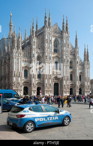 L'Italie. La Lombardie, Milan, Piazza Duomo, la police patrouille voiture italienne Banque D'Images