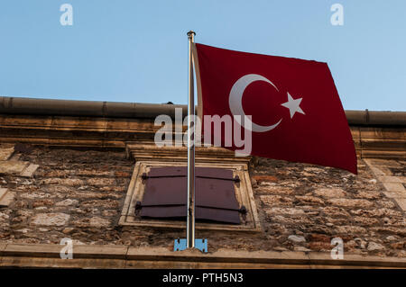 La Bosnie-et-Herzégovine : ondulation drapeau rouge de la Turquie sur l'immeuble de consulat général de Turquie à la vieille ville de Mostar Banque D'Images