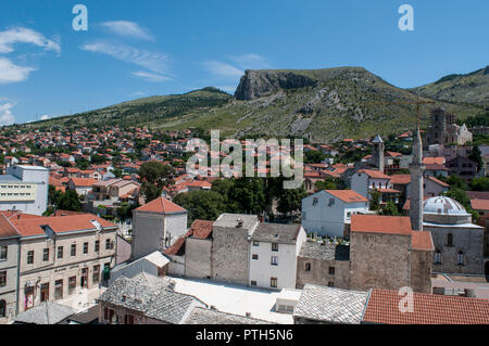 Bosnie : les toits plats et toits de la vieille ville de Mostar, nommé d'après le pont keepers (mostari) qui dans l'époque médiévale gardée le Stari Most (Vieux Pont) Banque D'Images