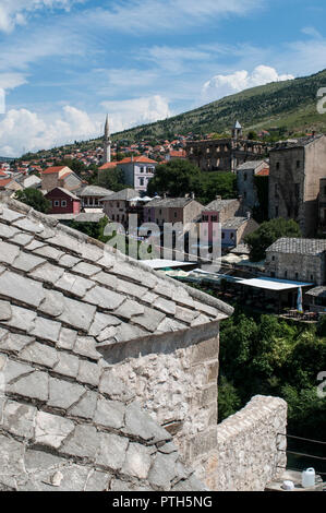 Bosnie : les toits plats et toits de la vieille ville de Mostar, nommé d'après le pont keepers (mostari) qui dans l'époque médiévale gardée le Stari Most (Vieux Pont) Banque D'Images