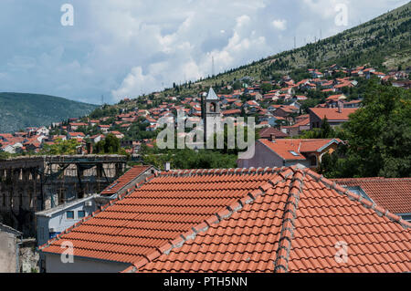 Bosnie : les toits plats et toits de la vieille ville de Mostar, nommé d'après le pont keepers (mostari) qui dans l'époque médiévale gardée le Stari Most (Vieux Pont) Banque D'Images