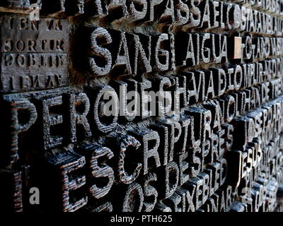 Le lettrage sur la porte de la passion de la sagrada familia Banque D'Images