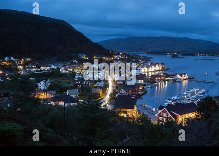 Une belle photo de nuit d'une ville et le port en Norvège. beau paysage et de la lumière au coucher du soleil Banque D'Images