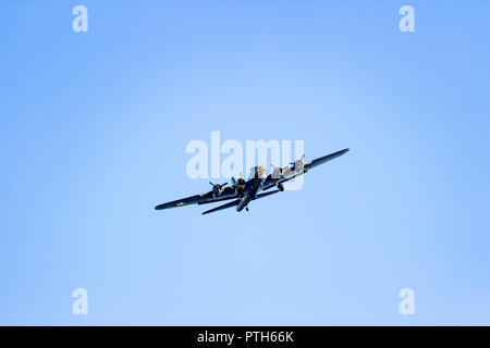 Sally B, B-17 Flying Fortress Plane flying retour à partir d'un affichage à la Bournemouth Air Festival 2018 Banque D'Images