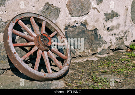 Ancien comité permanent contre un vieux bâtiment fermier rural Banque D'Images
