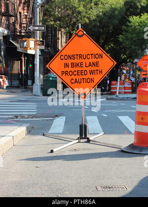 Bike Lane Sign Alerte Orange Travaux routiers à Manhattan New York Banque D'Images