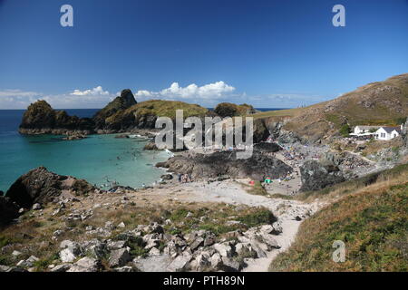 Kynance Cove situé sur la péninsule du Lézard à deux miles au nord de cap Lizard. Destination de vacances d'été. Banque D'Images