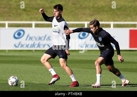 L'Angleterre Mount Mason (à gauche) et des clins d'Harry (à droite) au cours de la session de formation à St George's Park, Burton. Banque D'Images