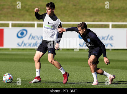 L'Angleterre Mount Mason (à gauche) et des clins d'Harry (à droite) au cours de la session de formation à St George's Park, Burton. Banque D'Images