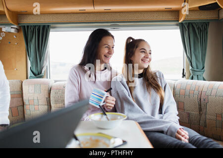 Happy mother and daughter enjoying breakfast dans motor home Banque D'Images