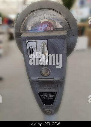 Parking meter rétro avec le temps isolé sur fond blanc. Banque D'Images