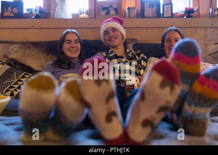 Happy Family portrait en chaussettes colorées de vous détendre dans un salon de Noël Banque D'Images