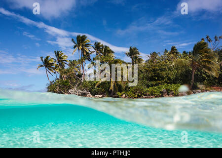 Plage de l'île tropicale au-delà de la surface de l'océan, Vava'u, Tonga, l'Océan Pacifique Banque D'Images