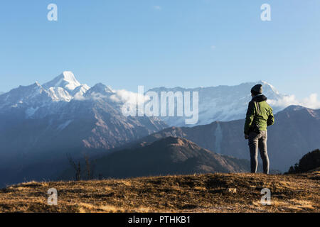 Femelle Solo traveler regardant sur la montagne majestueuse, Jaikuni, contreforts de l'Himalaya Indien Banque D'Images