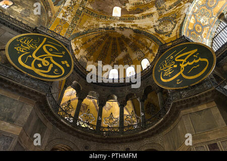 Intérieur du musée Sainte-Sophie avec de grandes cocardes calligraphiques sur le haut des murs de l'édifice, Istanbul, Turquie Banque D'Images