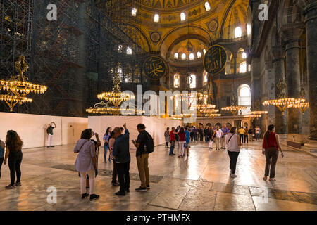 La grande nef principale de l'Hagia Sophia Museum avec les touristes se promènent, rénovation échafaudages bloque un domaine, Istanbul, Turquie Banque D'Images