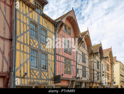 Maisons médiévales à colombages dans la vieille ville de Troyes, capitale de l'Aube, Champagne-Ardenne, France Banque D'Images