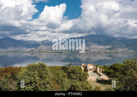 Paysage avec les ruines de la basilique d'Agios Achilios (Saint) au petit Prespa Lake dans le nord de la Grèce Banque D'Images