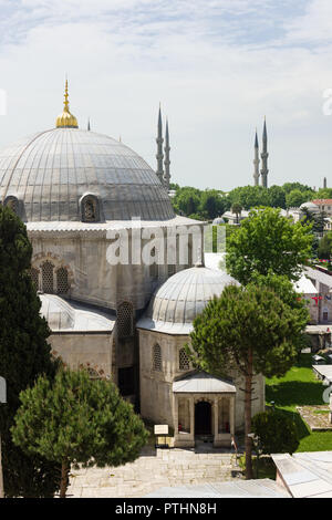 Vue de l'extérieur des bâtiments en forme de dôme qui entourent le musée Sainte-Sophie, les minarets de la Mosquée Bleue peut être vu dans l'arrière-plan, Istanbul, T Banque D'Images