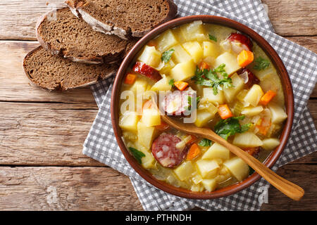 Épaisseur de légumes soupe de pommes de terre avec les saucisses dans un bol sur la table. haut horizontale Vue de dessus Banque D'Images