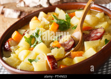 Cocotte soupe de pommes de terre allemande (kartoffelsuppe) Gros plan sur une assiette sur la table. L'horizontale Banque D'Images