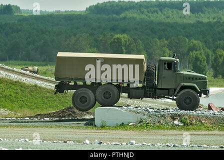 Novosibirsk, Russie - le 12 juillet. 2008 : recto verso Rideau camions KRAZ vient à travers des obstacles. Afficher des possibilités d'armes et de matériel militaire. Banque D'Images