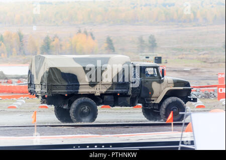 Novosibirsk, Russie - le 25 septembre. 2013 : recto verso Rideau camion URAL vient à travers des obstacles. Afficher des possibilités d'armes et de matériel militaire Banque D'Images