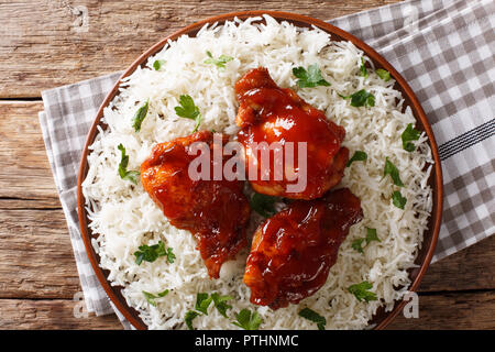 Cuisses de poulet frit avec sauce catalina servi avec du riz dans une assiette sur la table. haut horizontale Vue de dessus Banque D'Images