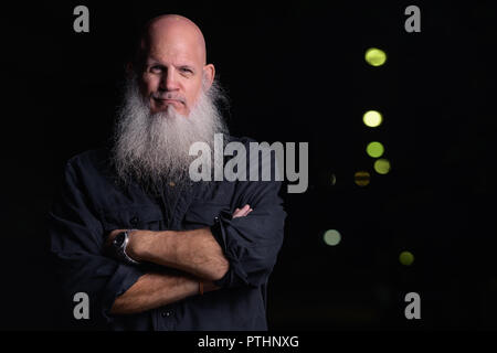 Portrait d'homme chauve avec Barbe grise à l'extérieur de nuit Banque D'Images