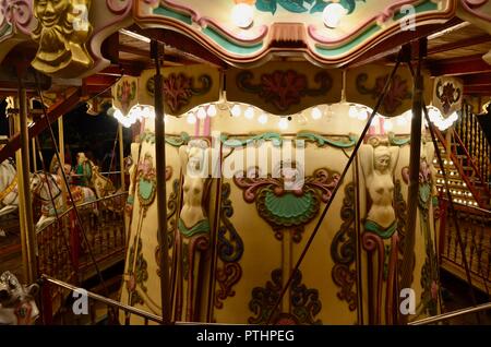 Le carrousel de la place Skanderbeg, l'Albanie à Tirana nuit Banque D'Images